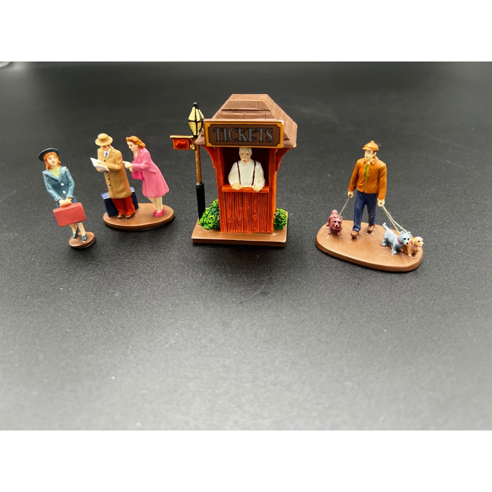Hawthorne Village 2007 Figurine Set Ticket Booth Dog Walker 14-00038-009